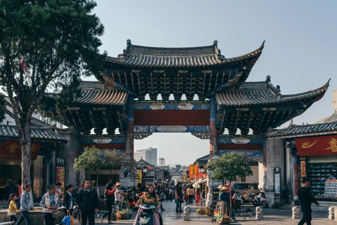 住民國私家庭院，坐復古小火車，逛寶藏村落這周末我們去建水可好