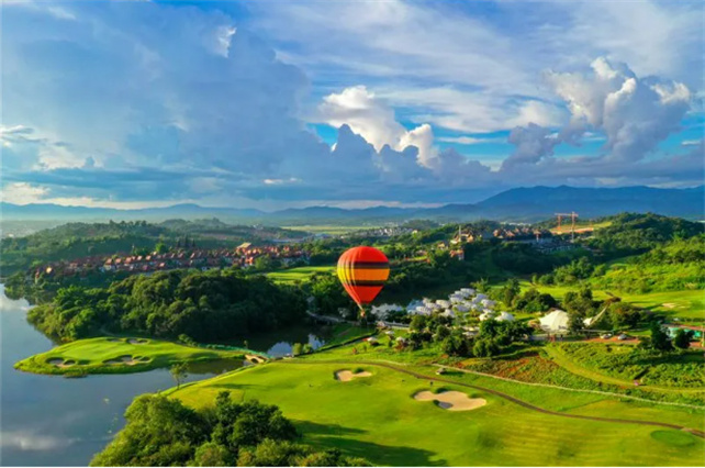 西雙版納州文化和旅游局就《西雙版納熱線》 旅游產(chǎn)業(yè)發(fā)展問題與聽眾交流，切入到實(shí)際中去。