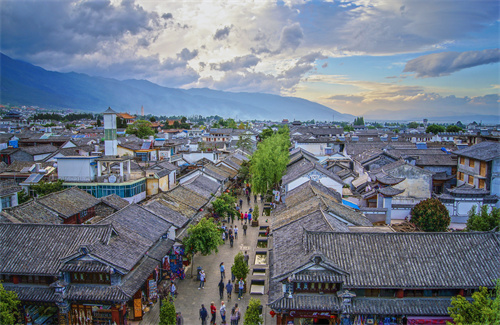 云南傳媒公司：徒步、吃長(zhǎng)街宴、篝火晚會(huì)……在麗江，這樣的玩法更帶勁